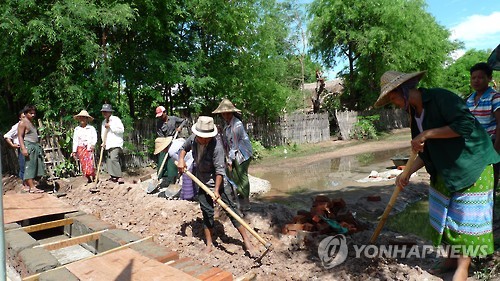 배수로 만드는 새마을 시범마을 주민들