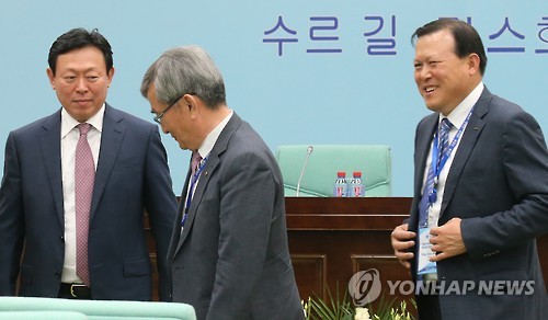 신동빈 회장 수행한 황각규 사장(맨 오른쪽) (연합뉴스 자료사진)