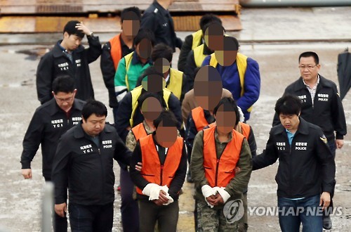압송되는 불법조업 중국어선 선원들