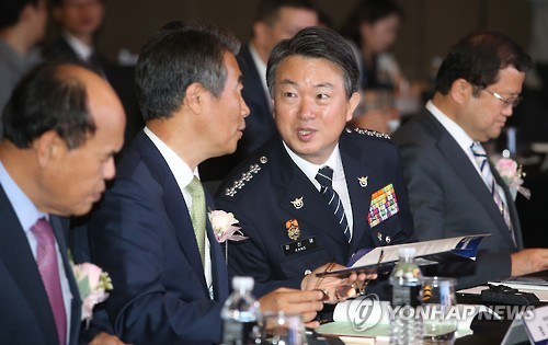 정종섭 의원과 대화하는 강신명 경찰청장