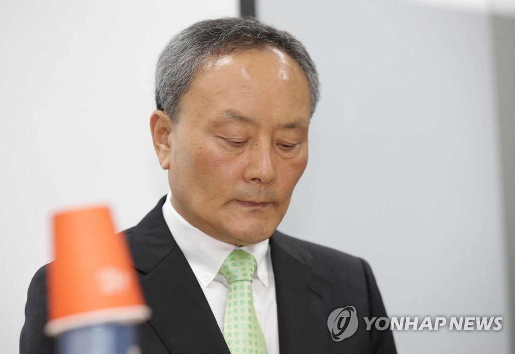 생각에 잠긴 박태환 선수 아버지