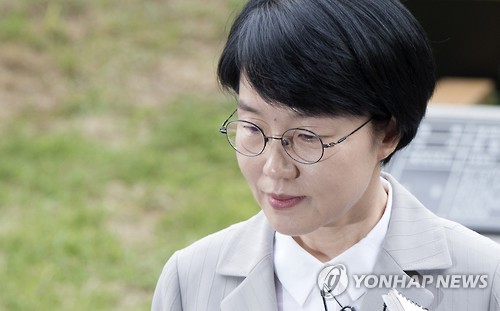 검찰 들어서는 박선숙 의원