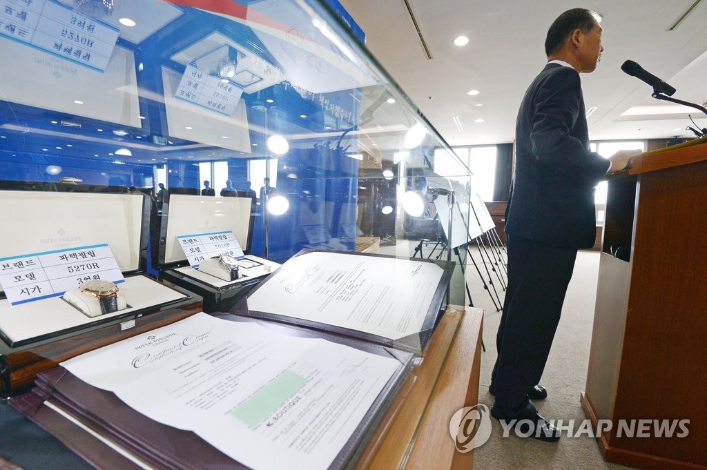 명품 시계 밀수 적발 브리핑하는 김대섭 인천본부세관장