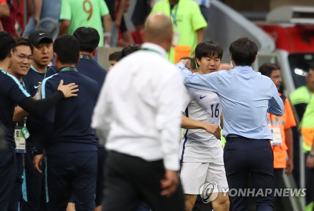 <올림픽> 권창훈 포옹하는 신태용 감독