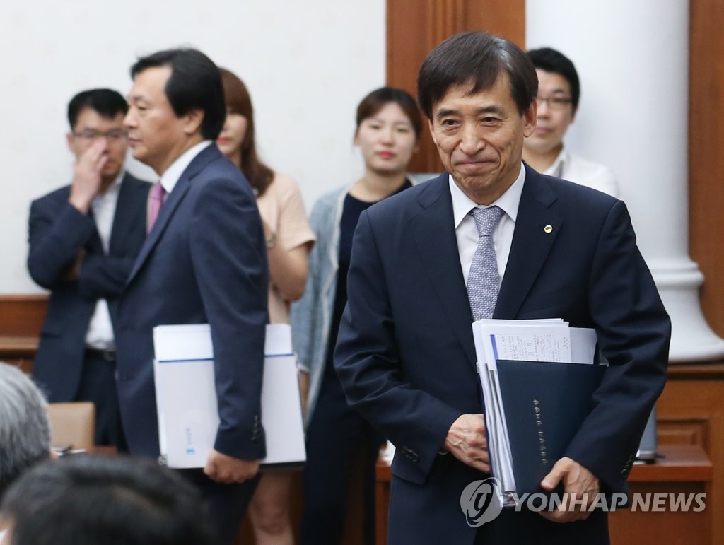 금통위 들어서는 이주열 한은 총재