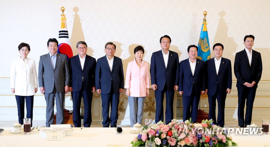새누리당 새지도부와 기념촬영하는 박 대통령