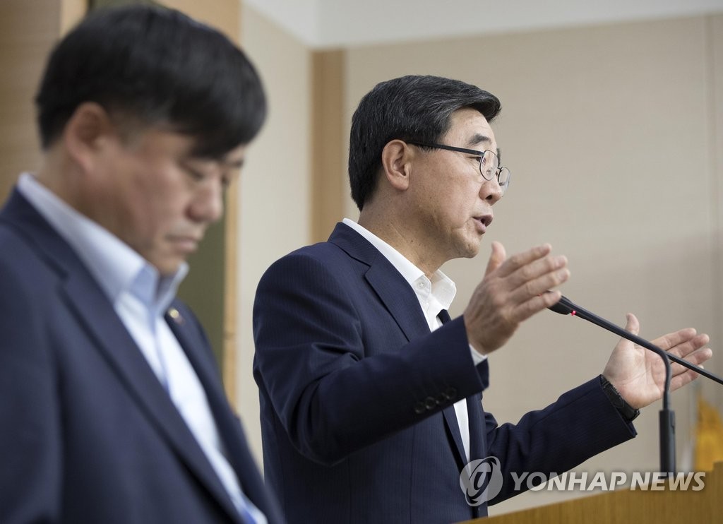 질문에 답하는 이기권 장관