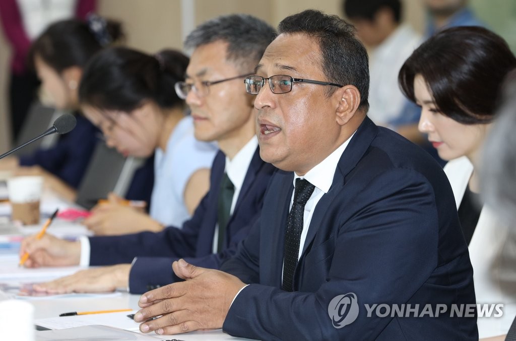 답변하는 아사 울라시드 사프달 대표
