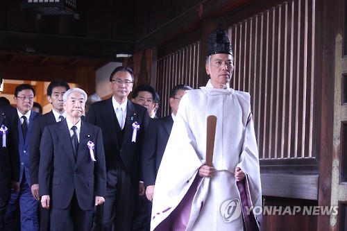 日의원들, 패전일 맞아 '전범합사' 야스쿠니 참배