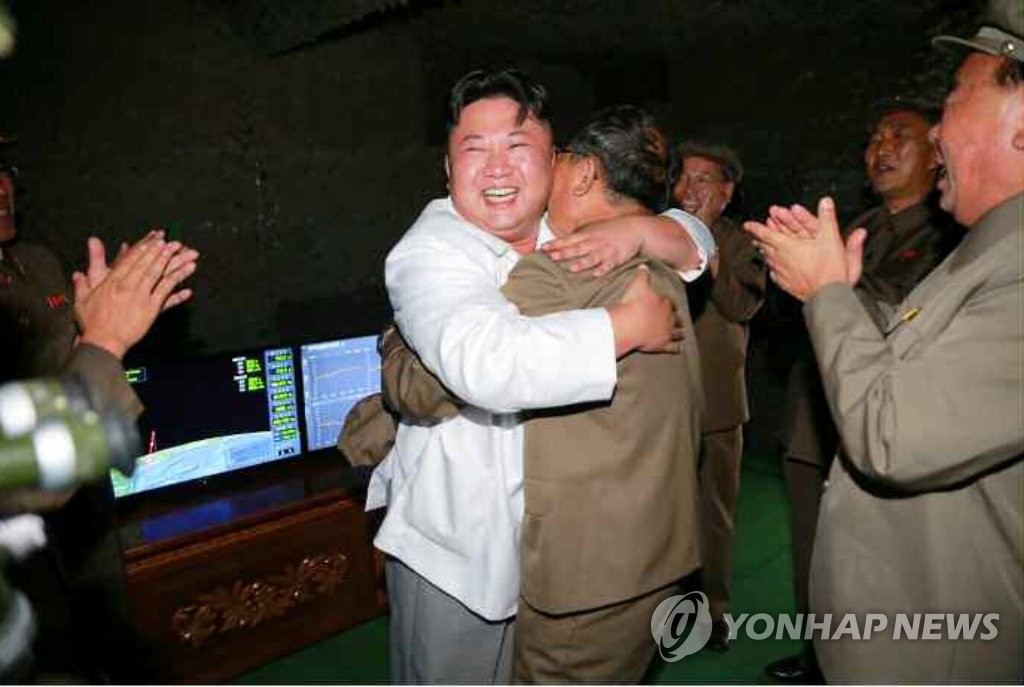 喜ぶ正恩氏