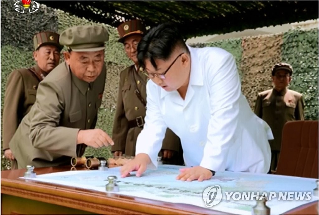 지난 6일 미사일 발사 지도 보는 김정은(오른쪽) 북한 노동당 위원장과 군 간부들