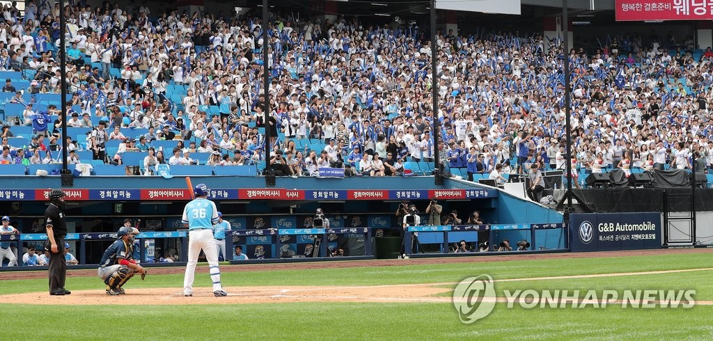 이승엽 바라보는 관중