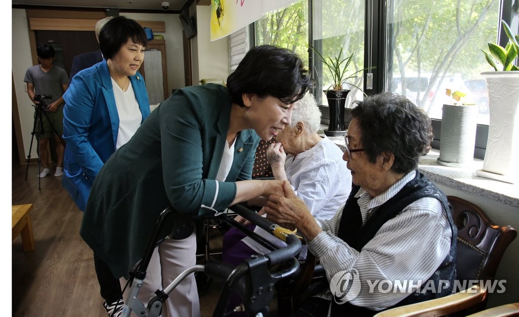 나눔의집 방문한 국회 여가위 野 의원들
(광주=연합뉴스) 김경태 기자 = 국회 여성가족위원회 소속 더불어민주당 남인순 위원장(앞쪽)과 정춘숙 의원이 13일 경기도 광주시 퇴촌면 일본군 위안부 피해자 사회복지시설인 나눔의집을 방문해 피해자 할머니들과 인사를 하고 있다. 2016.9.13
ktkim@yna.co.kr