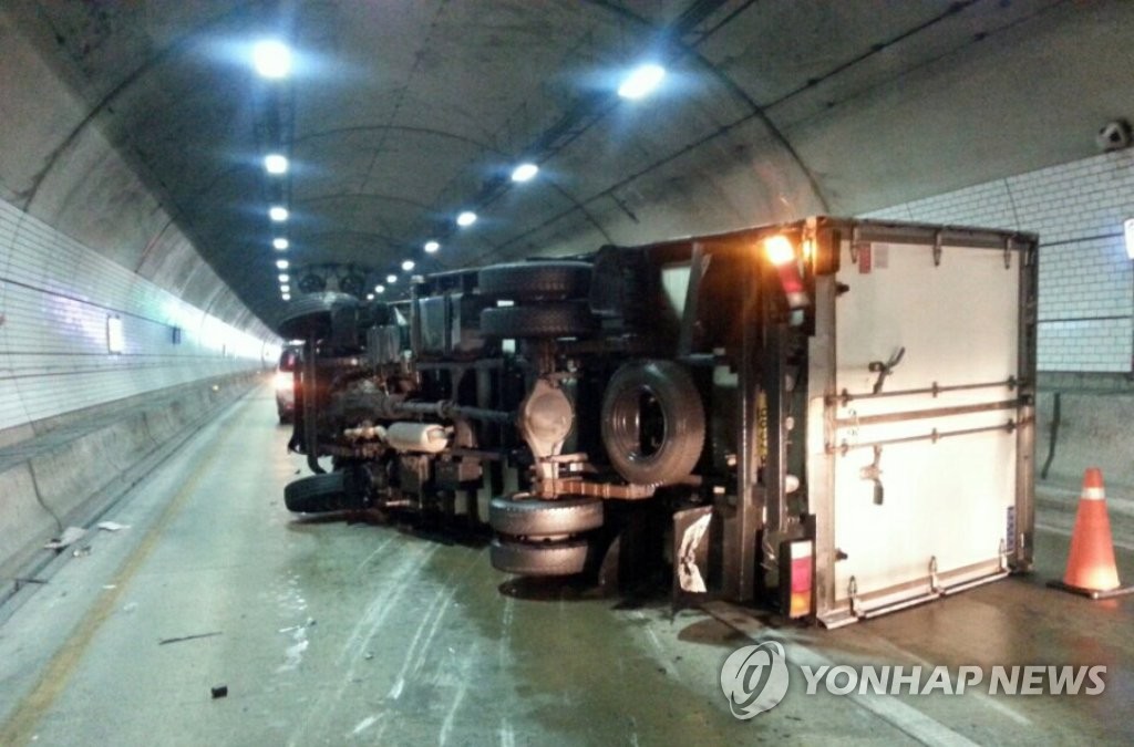 또 빗길사고 부산 곰내터널 '마의 도로'