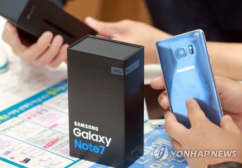 서울 시내의 한 이동통신사 매장에서 갤럭시노트7 교환 관련 상담을 하고 있는 모습
