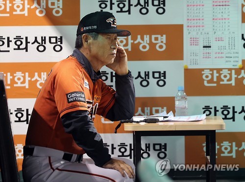 경기 지켜보는 김성근