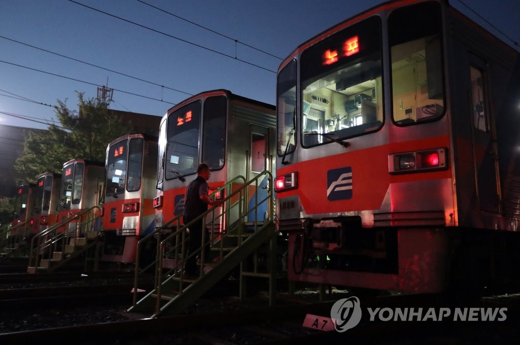 부산도시철도 7년 만의 파업…대기중인 열차 ［연합뉴스 자료 사진］
