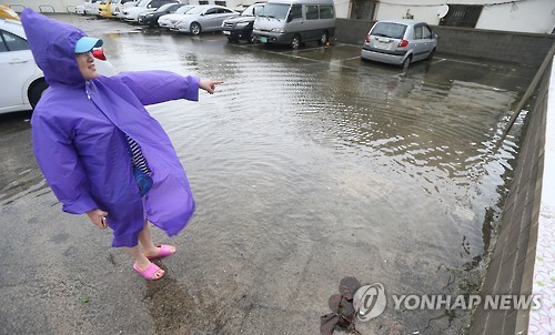 <태풍 차바> 물바다 된 공영주차장