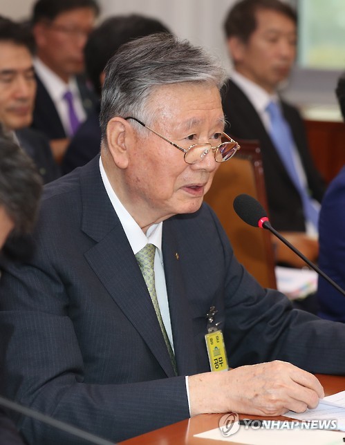 답변하는 이중근 회장