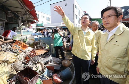 태풍 피해지역 방문한 황 총리