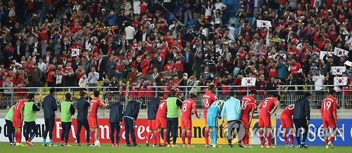 팬들 향해 인사하는 대표팀