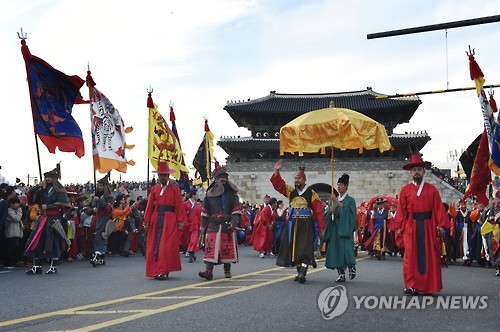 장안문 지나는 정조대왕