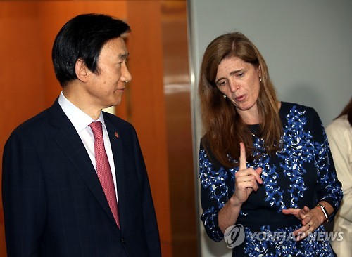 기자회견하는 외교부 장관과 파워 대사