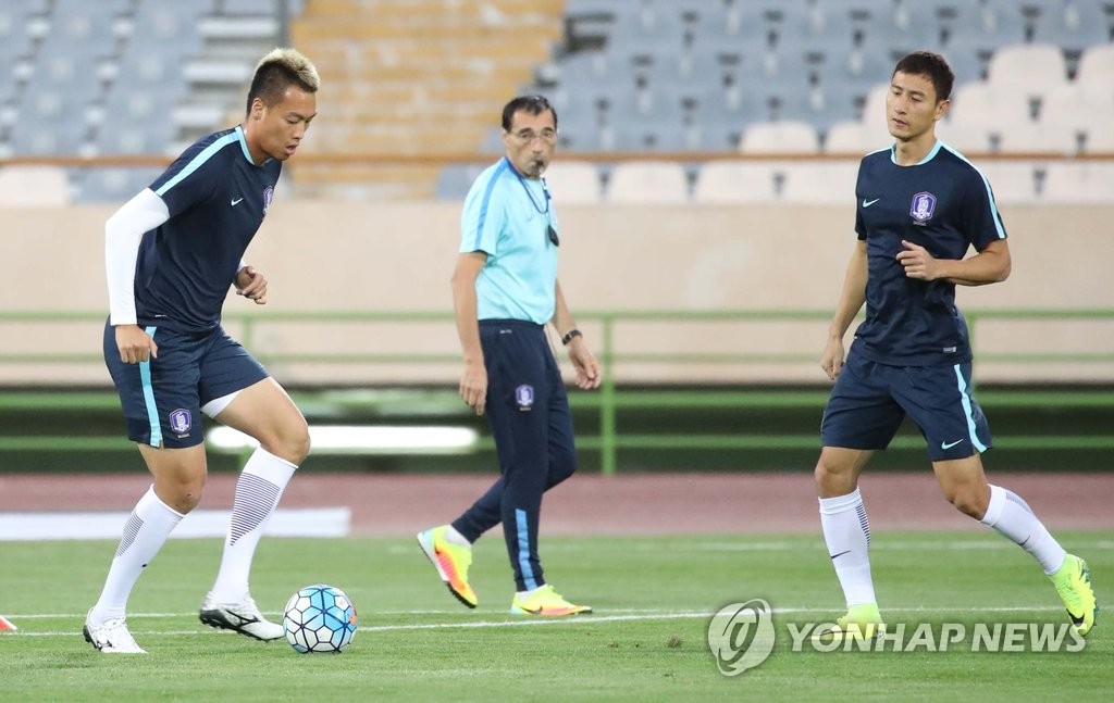 패스하는 김신욱, 지동원