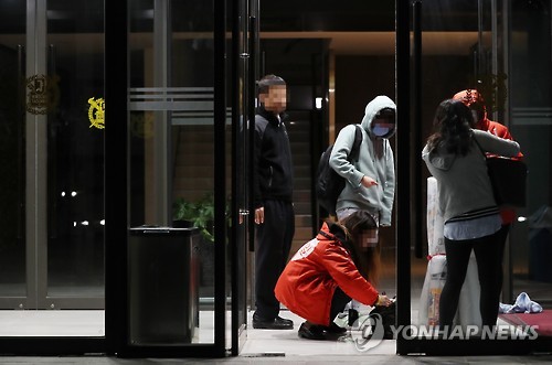 대학 본관 점거한 학생들