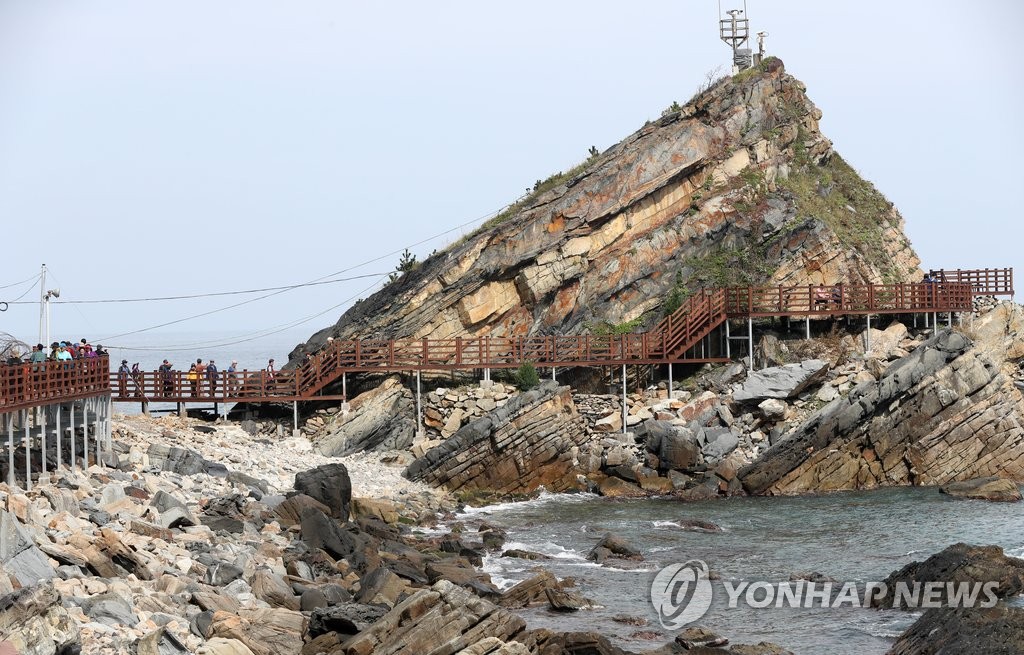 동해 탄생 비밀 간직한 강릉 '정동심곡 바다부채길'