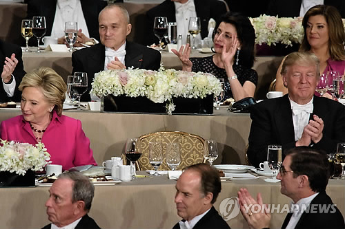 시선 피하는 힐러리와 트럼프