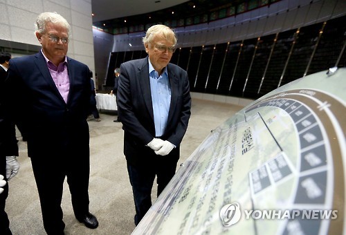 2016년 4·3평화공원 찾은 부르스 커밍스 석좌교수(왼쪽)과 존 메릴 전 실장