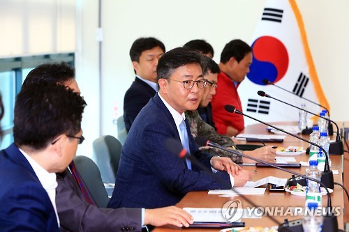 인사말 하는 홍용표 장관