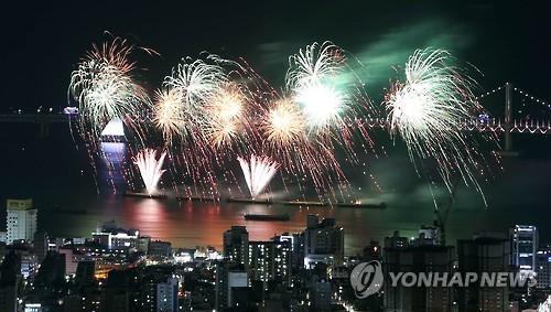 부산 앞바다 수놓는 화려한 불꽃