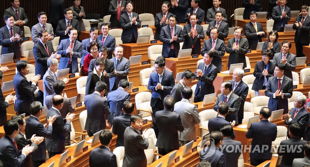 <임기내 개헌>본회의장에 들어서는 박 대통령