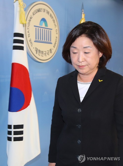 기자회견장 떠나는 심상정