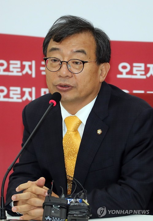 새누리당 이정현 대표가 28일 오후 국회 대표실에서 박근혜 대통령과의 면담 내용에 대해 브리핑 하고 있다. 이 대표는 이날 박 대통령에게 최순실의 조속한 귀국과 적극 수사를 건의했다고 밝혔다.