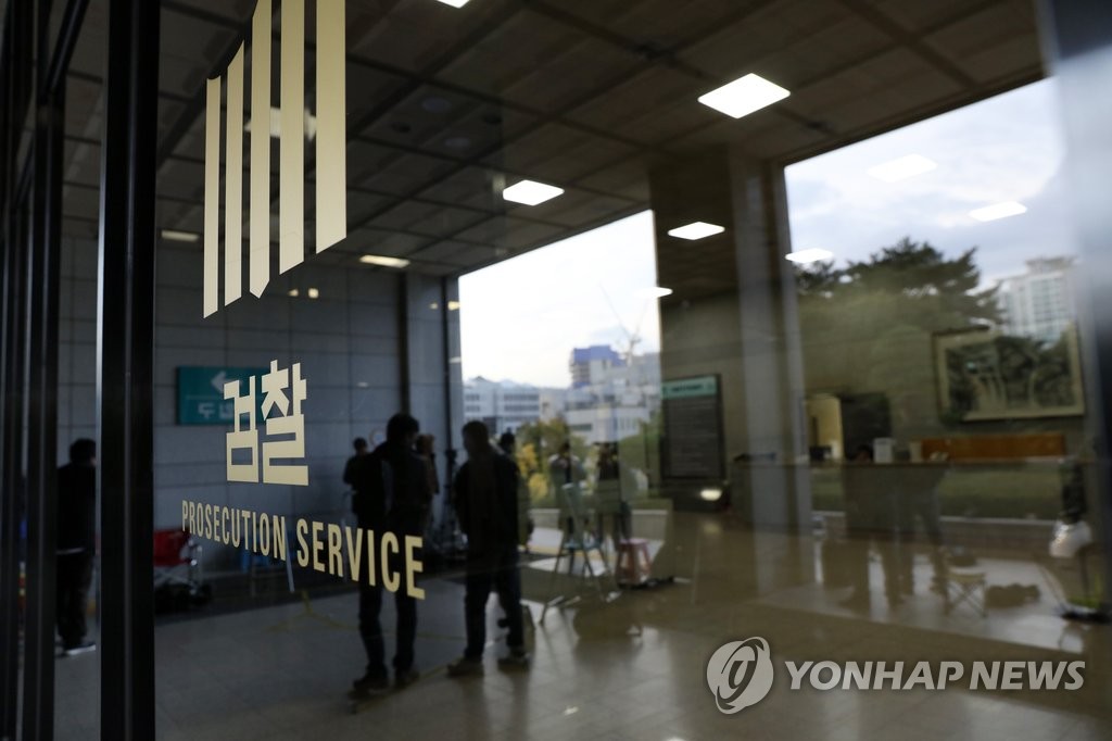 검찰, 청와대 2차 압수수색 시도…임의제출 방식 - 2