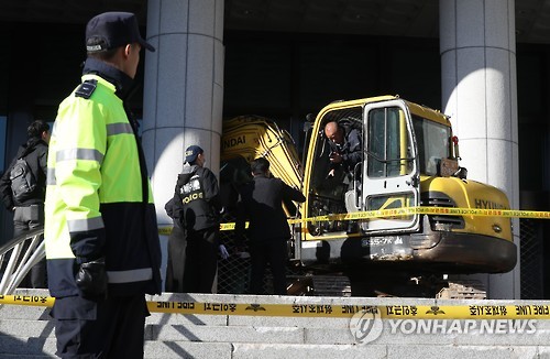 대검 돌진한 포클레인