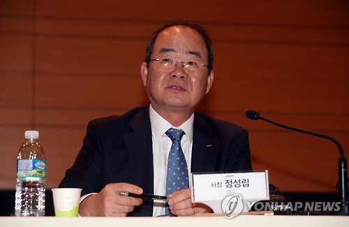 답하는 정성립 대우조선해양 사장