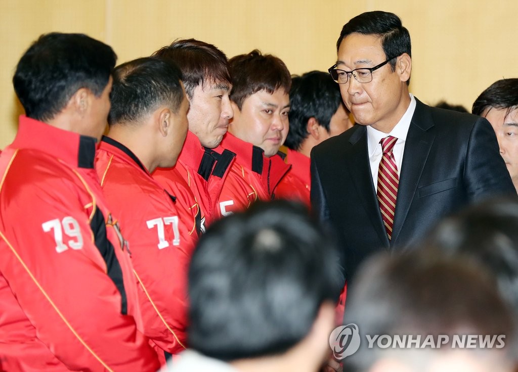 마지막 인사하는 김용희 SK 전 감독