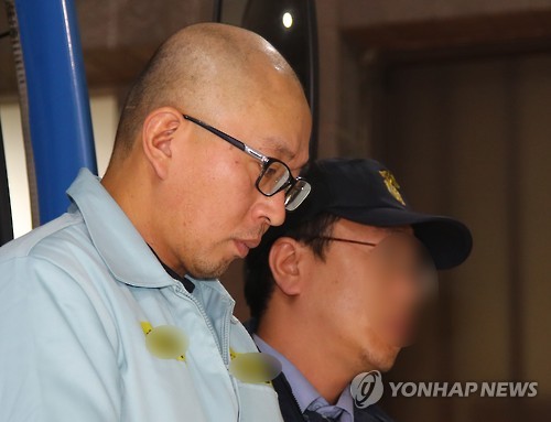 굳은 표정으로 조사실 향하는 차은택