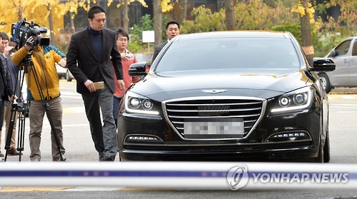 검찰 들어서는 한 대기업 회장 탑승 추정 차량