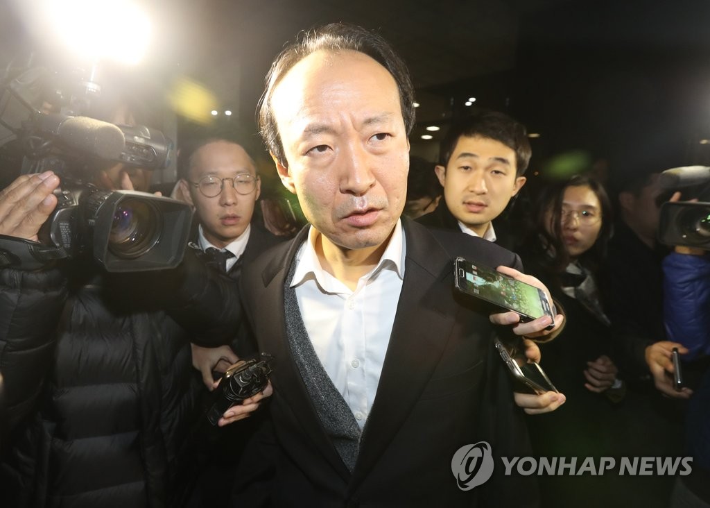 밤늦게까지 조사받은 이재만 전 비서관