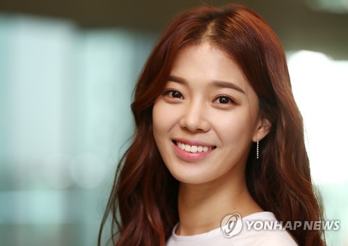 카메라 응시하는 임세미