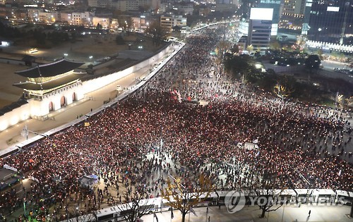 촛불 들고 청와대 향하는 시민들