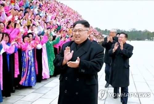 北 김정은, 여맹 6차 대회 참가자들과 기념사진