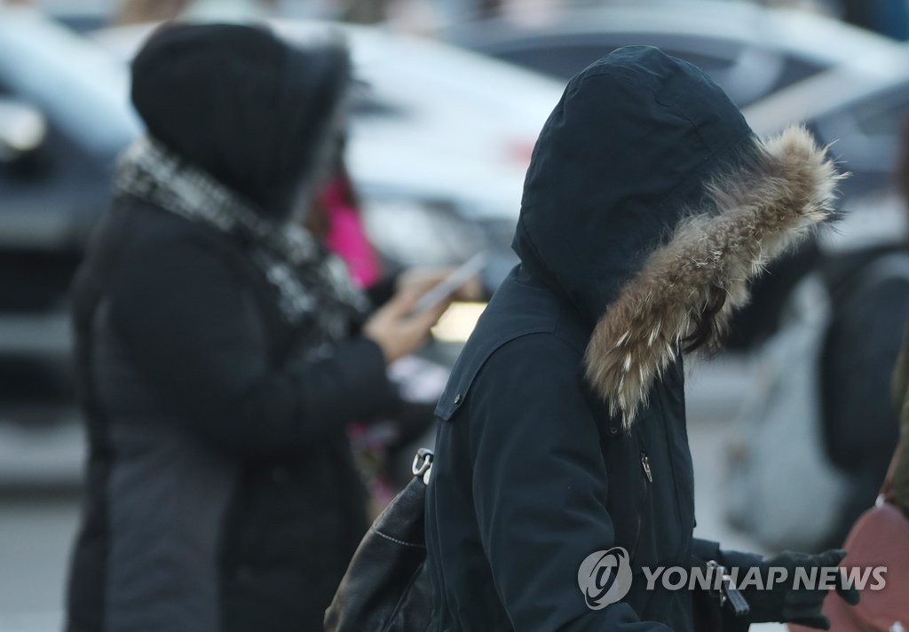 서울 아침 추운 날씨가 이어져 오전 두꺼운 복장을 한 시민이 서울 광화문사거리를 지나고 있다. [연합뉴스 자료사진]