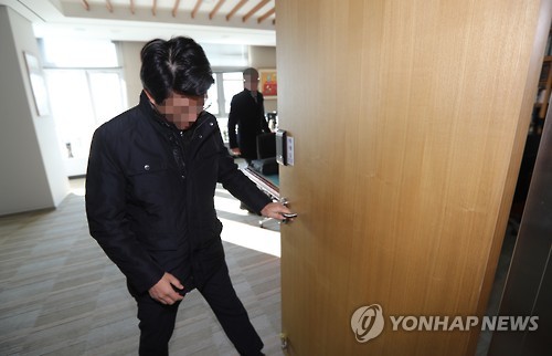 기재부 1차관실 압수수색하는 검찰