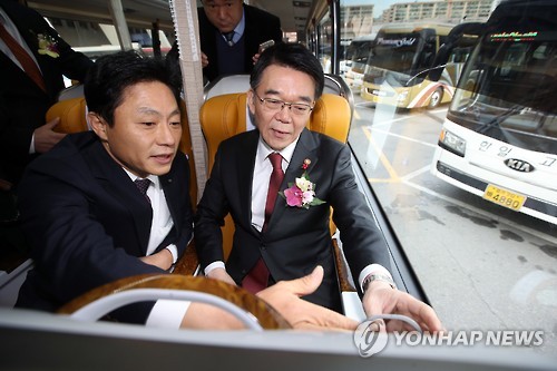 프리미엄 고속버스 둘러보는 강호인